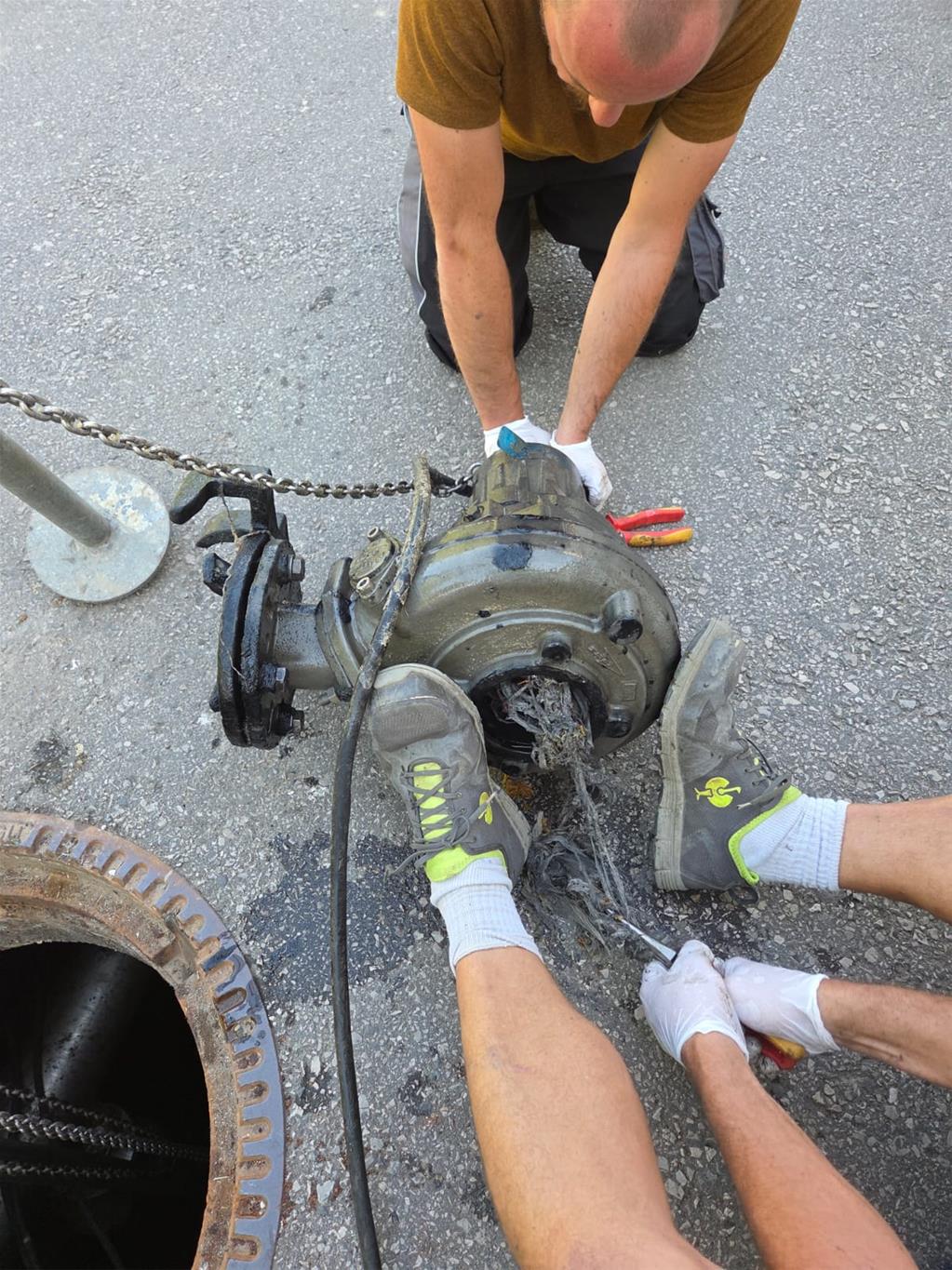 mit Mullbinden verstopfte Kanalpumpe