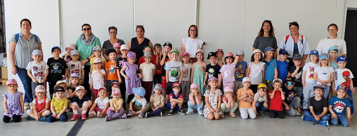 Gruppe von Kindergartenkindern mit Pädagoginnen