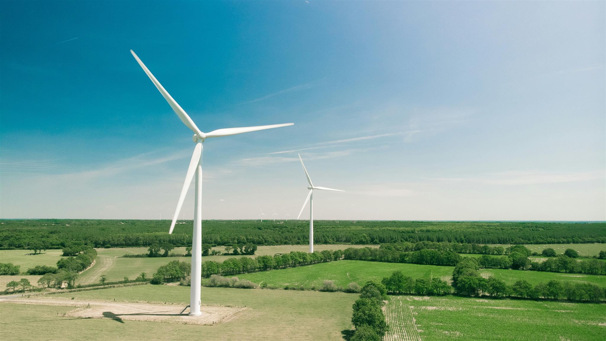 Windräder weiß tagsüber